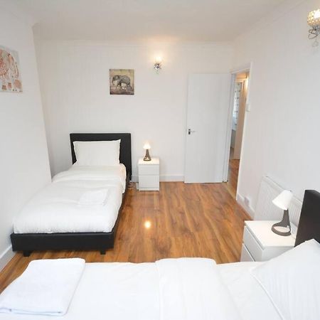4 Bedroom House In East Лондон Екстер'єр фото